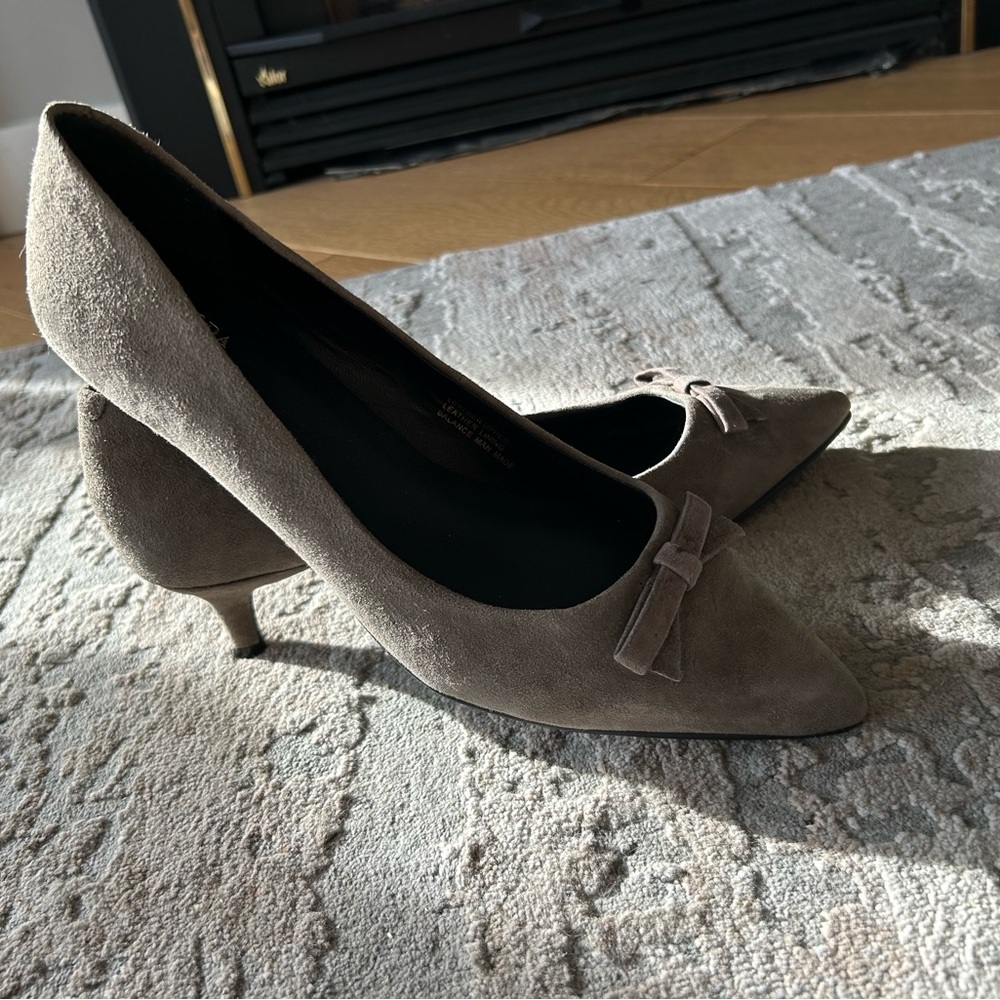 Le Château NWT Grey Suède pumps size 10